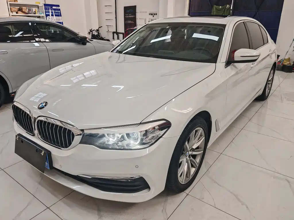 BMW 5 Series 2018 — фото 1