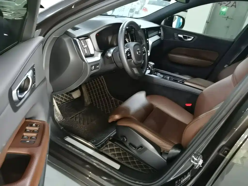 Volvo XC60 2021 — фото 15
