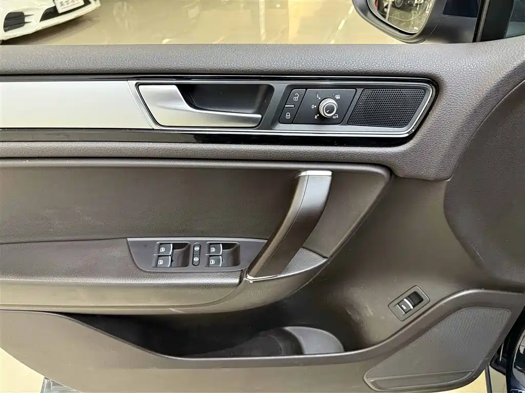 Volkswagen Touareg 2017 — фото 14
