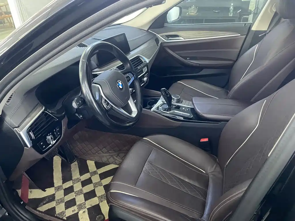 BMW 5 Series 2019 — фото 16
