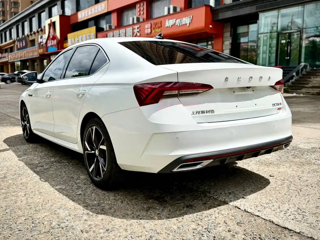 Skoda Octavia 2023 — фото 4
