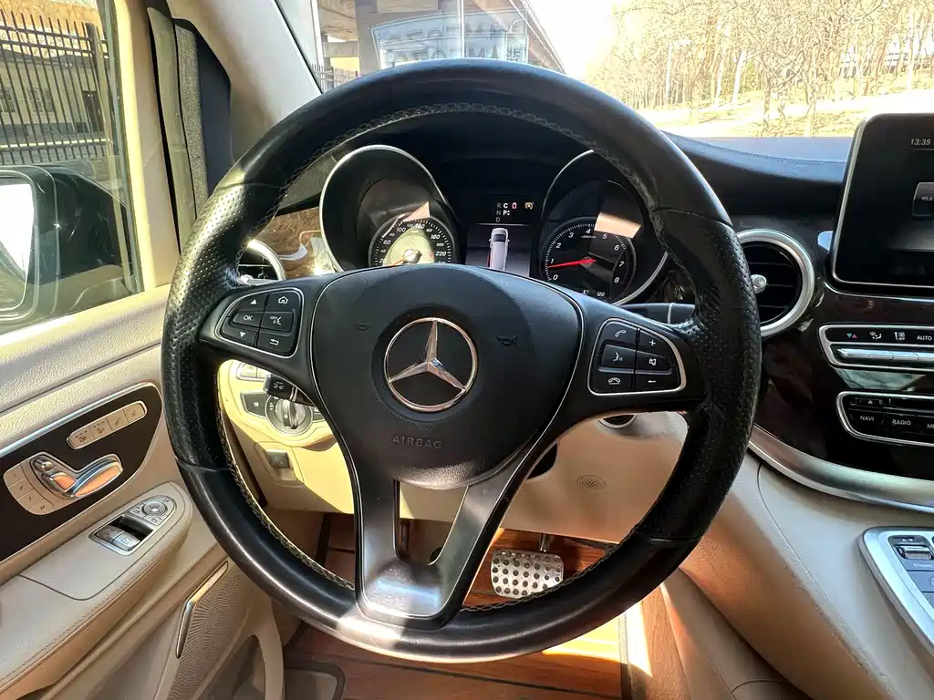 Mercedes-Benz V-Class 2018 — фото 9