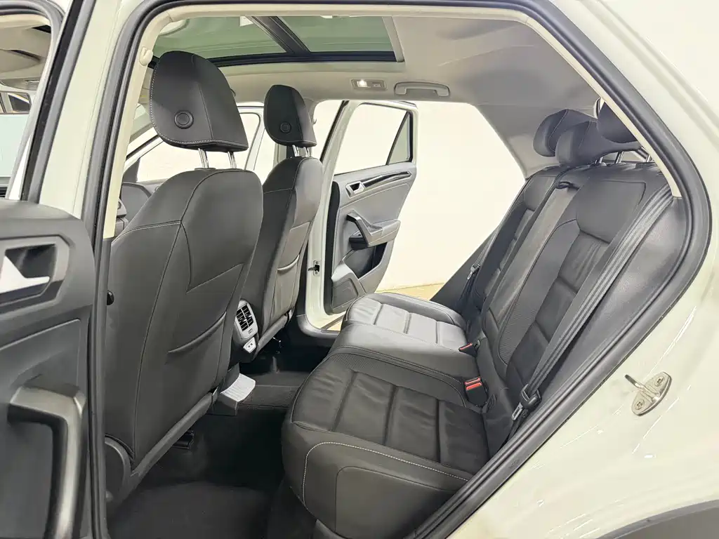 Volkswagen T-Roc 2023 — фото 10