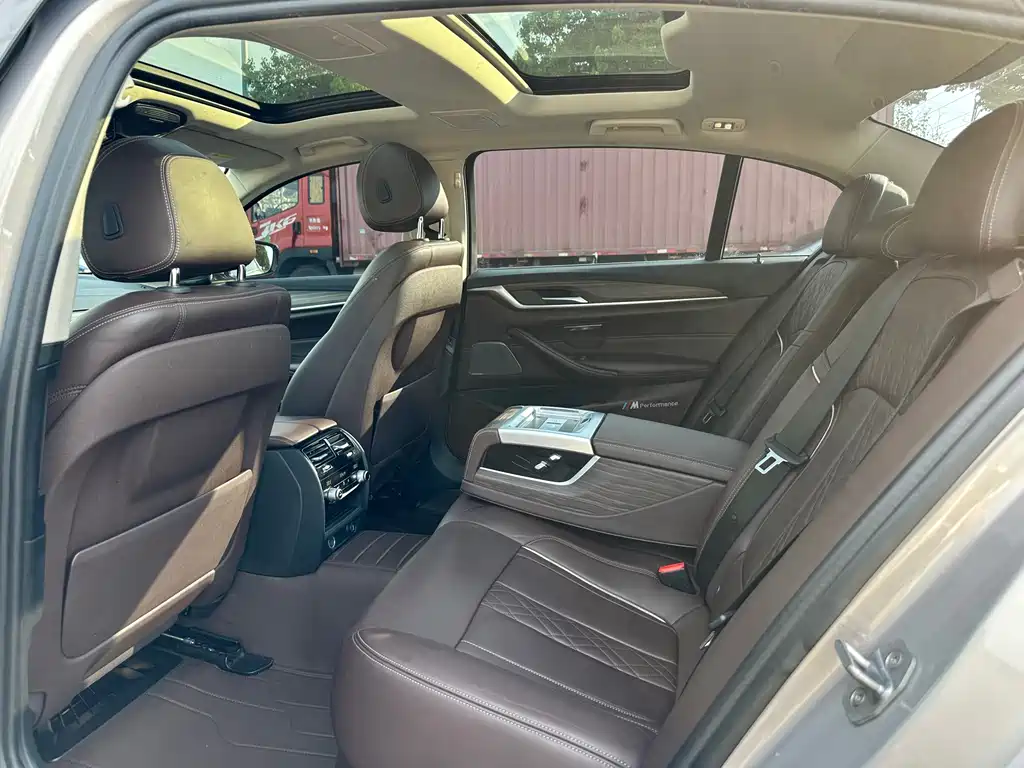 BMW 5 Series 2019 — фото 12