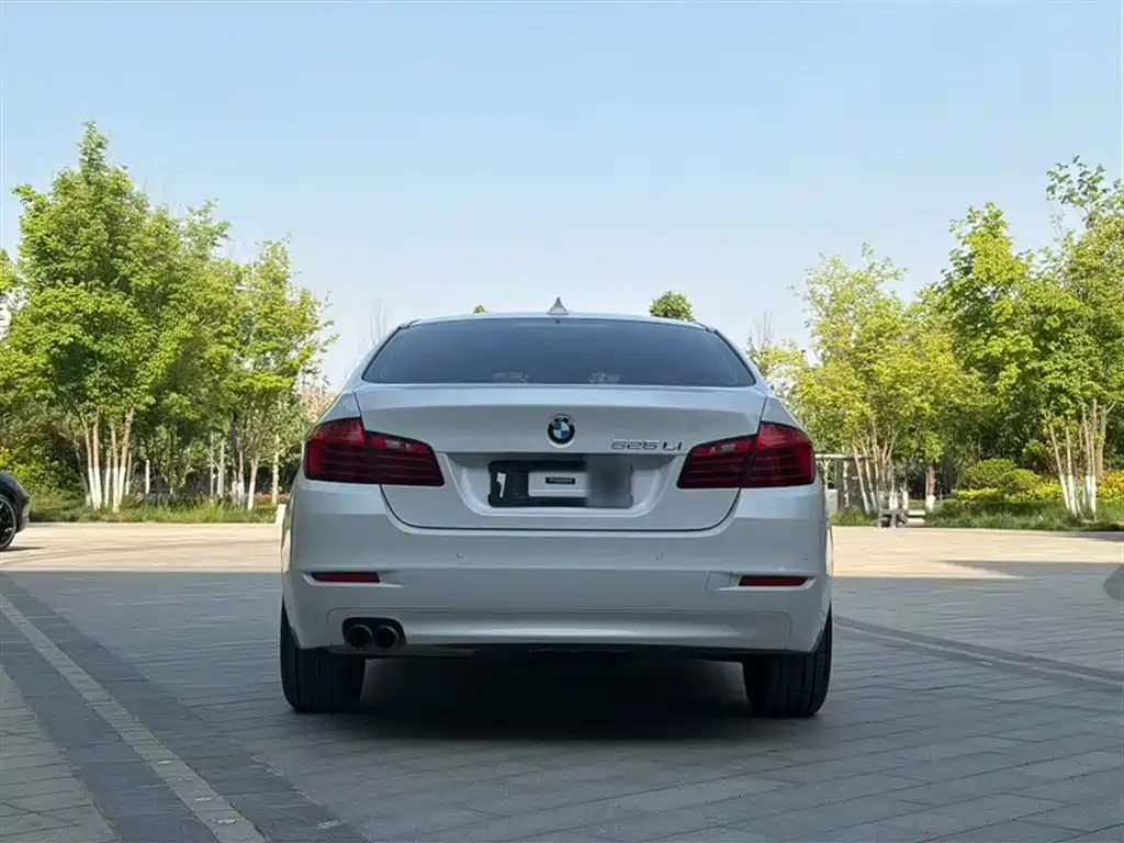 BMW 5 Series 2017 — фото 11