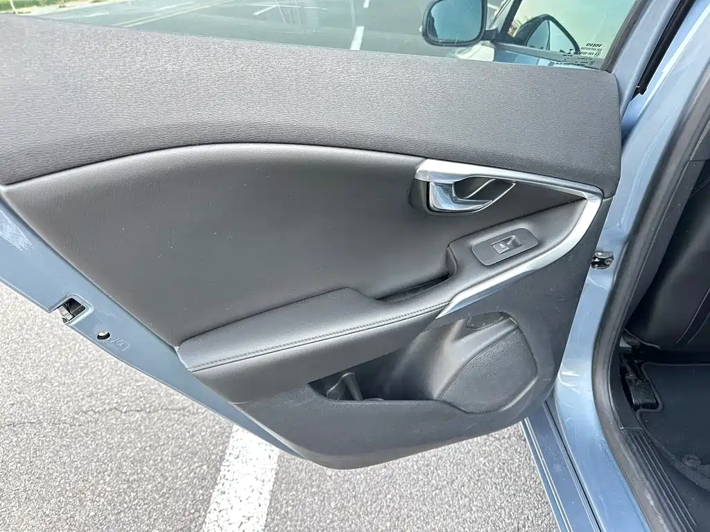 Volvo V40 2018 — фото 13