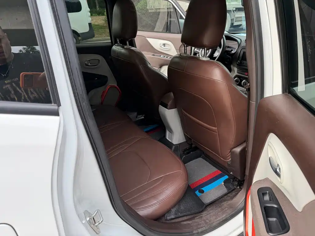 Jeep Renegade 2016 — фото 18