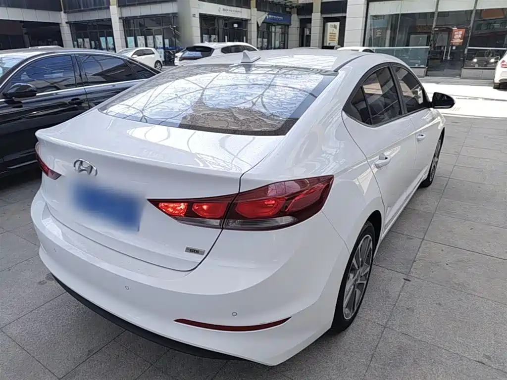 Hyundai Elantra 2016 — фото 7