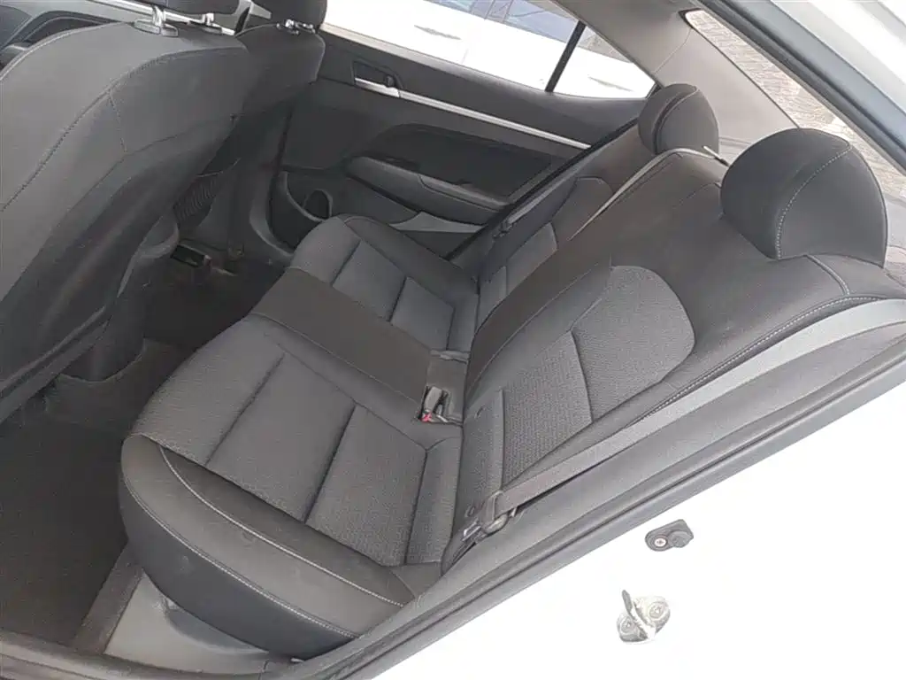 Hyundai Elantra 2016 — фото 17