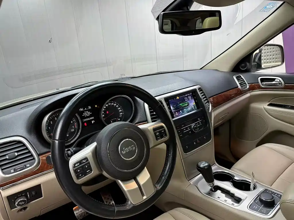 Jeep Grand Cherokee 2011 — фото 4