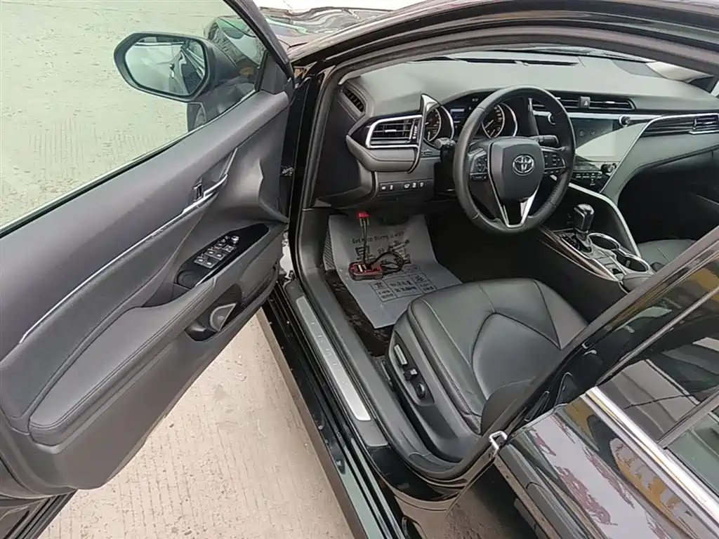 Toyota Camry 2019 — фото 16