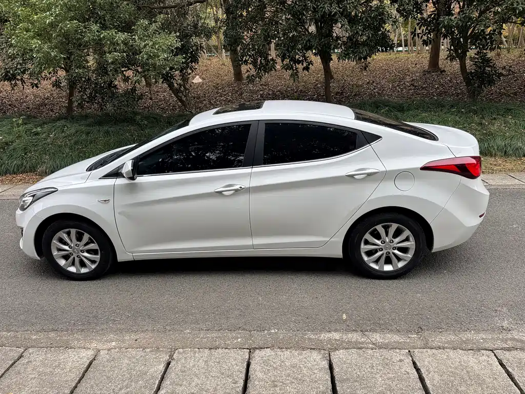 Hyundai Elantra 2017 — фото 8