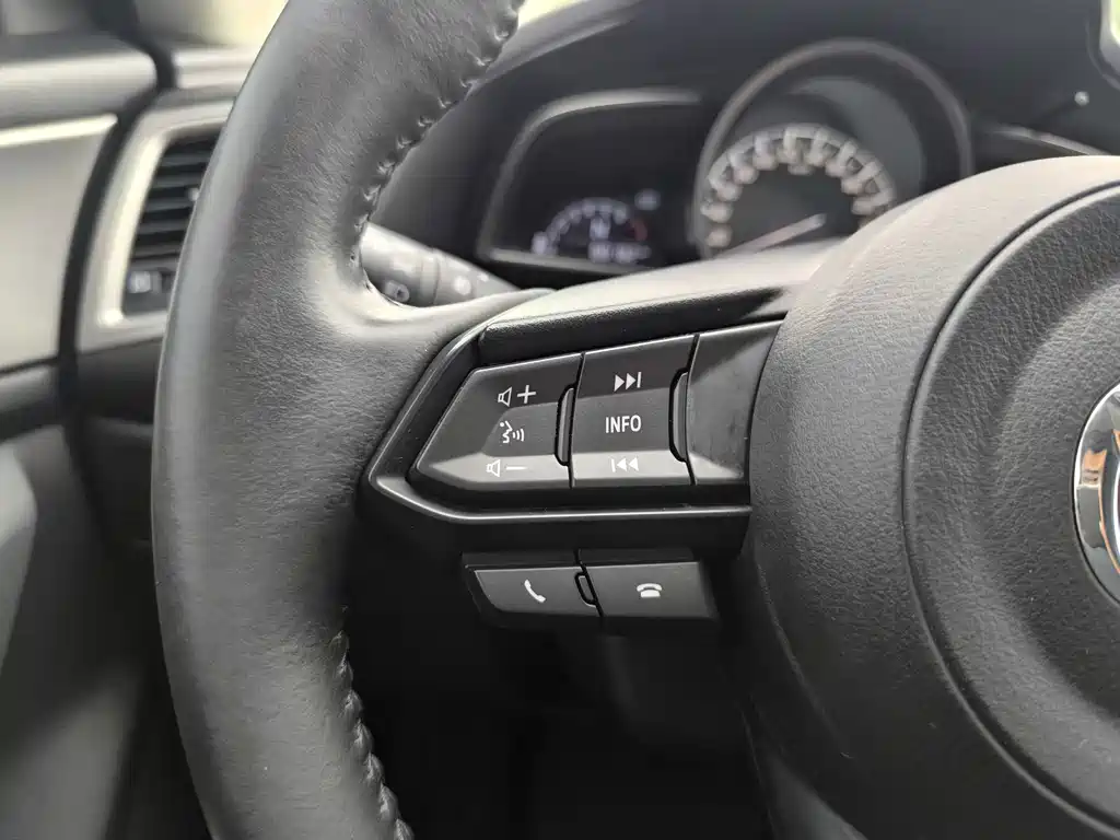 Mazda 3 Axela 2017 — фото 21
