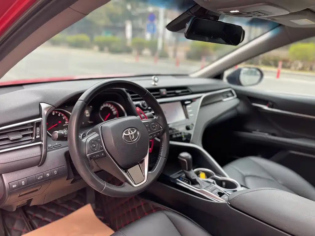 Toyota Camry 2018 — фото 19