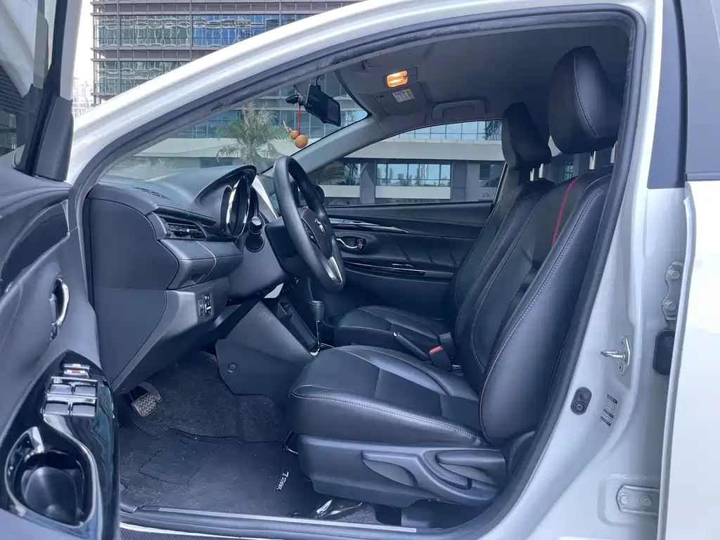 Toyota Yaris L 2022 — фото 13