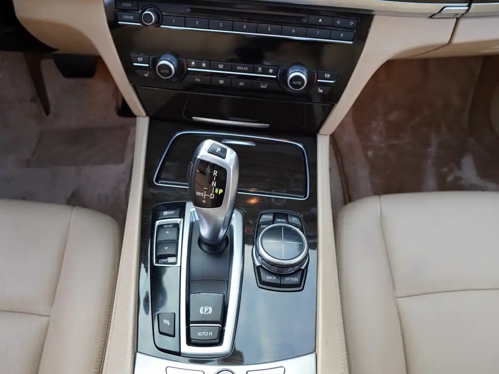 BMW 7 Series 2013 — фото 10