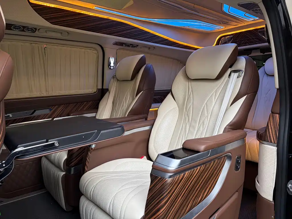 Mercedes-Benz V-Class 2024 — фото 14