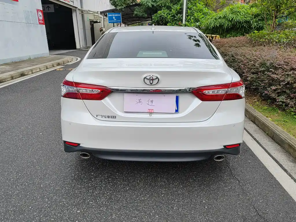 Toyota Camry 2023 — фото 5