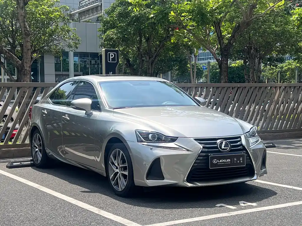 Lexus IS 2019