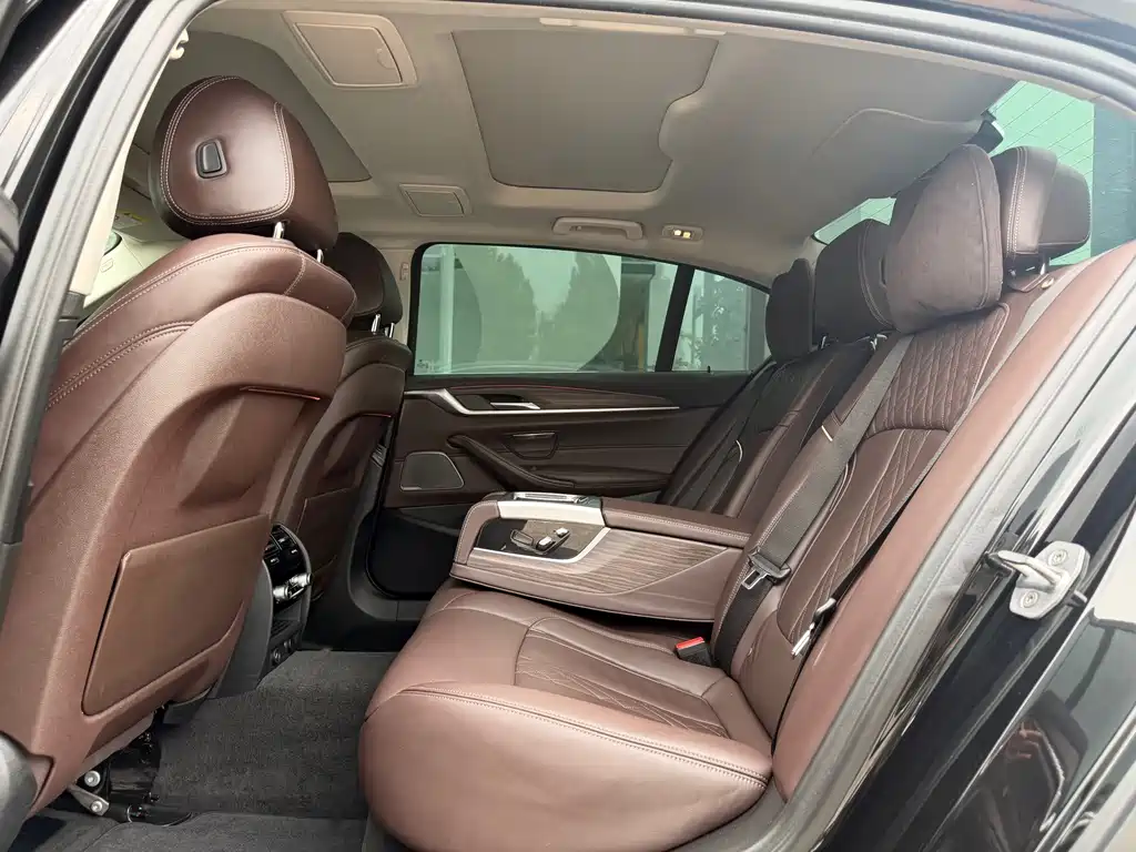 BMW 5 Series 2018 — фото 21