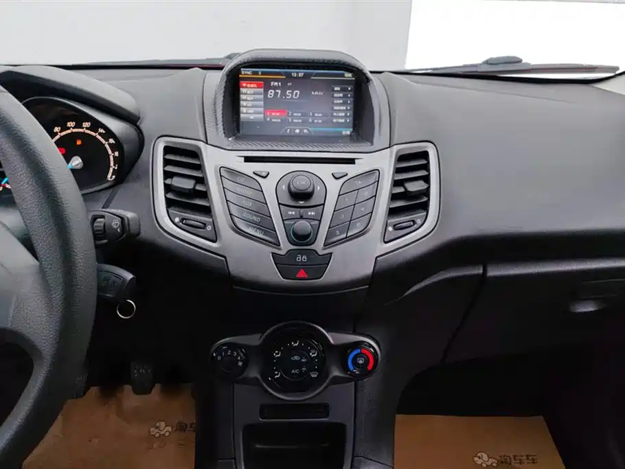 Ford Fiesta 2015 — фото 13