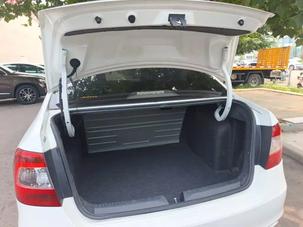 Skoda Rapid 2015 — фото 19