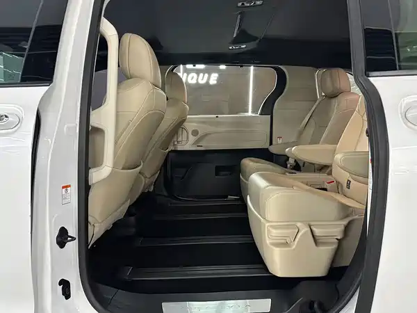 Toyota Granvia 2023