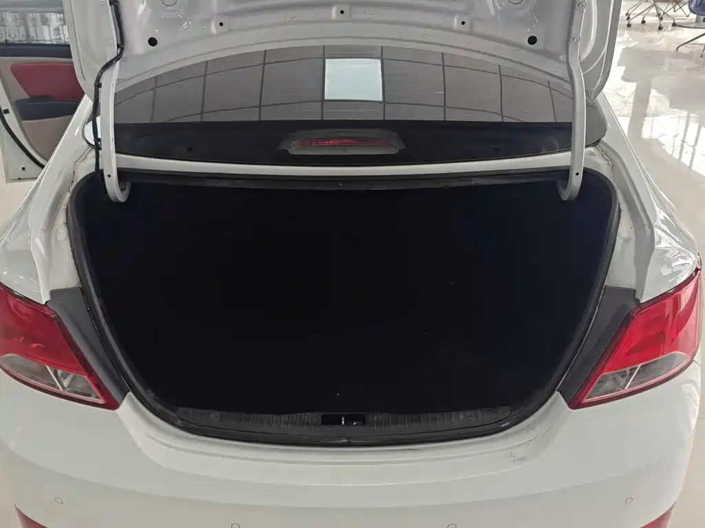 Hyundai Verna 2016 — фото 10