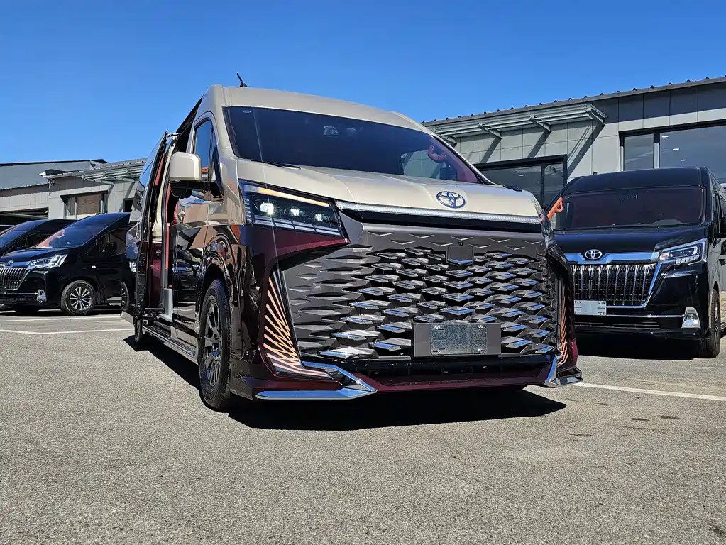 Toyota Hiace — фото 3