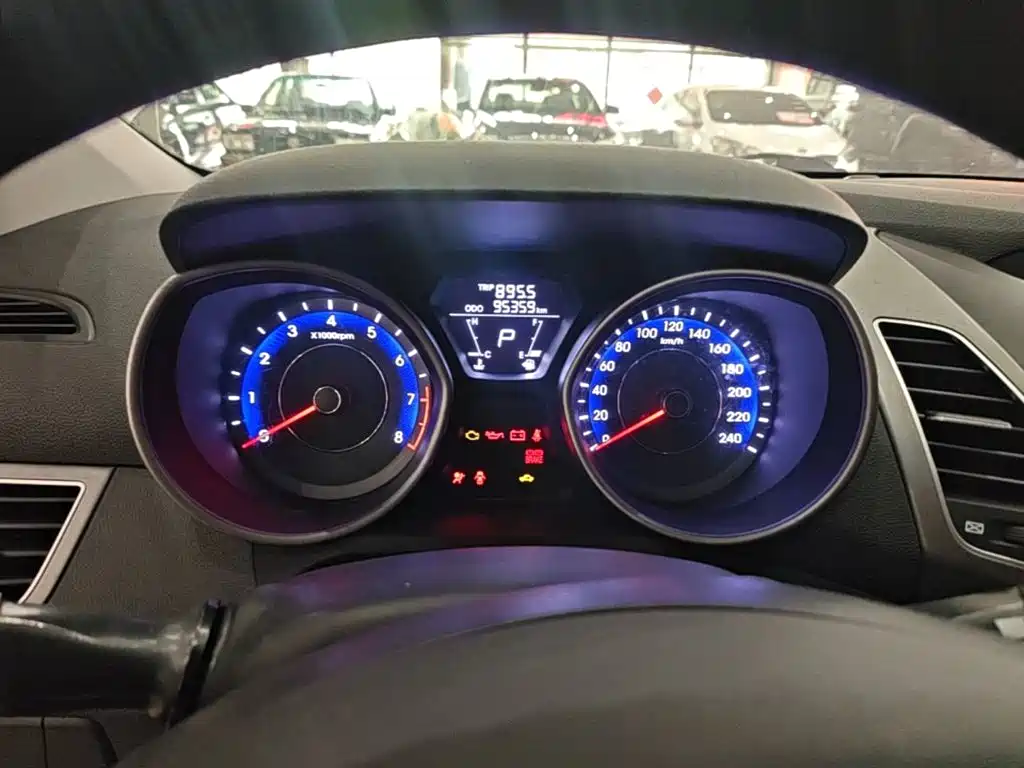 Hyundai Elantra 2016 — фото 12