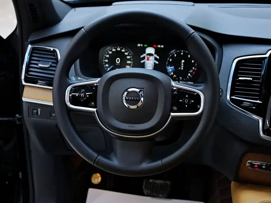 Volvo XC90 2018 — фото 23