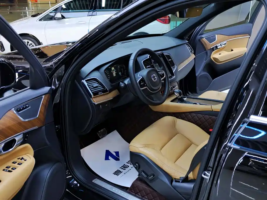 Volvo XC90 2018 — фото 16