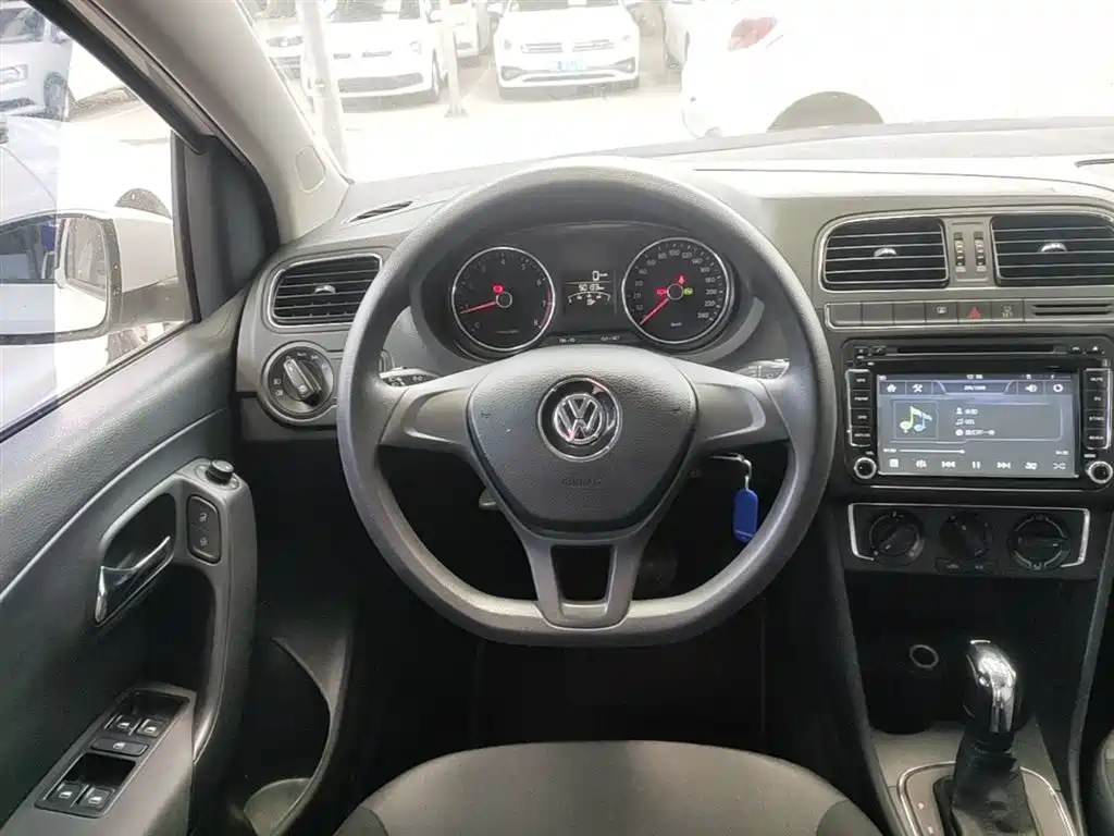 Volkswagen Polo 2016 — фото 11