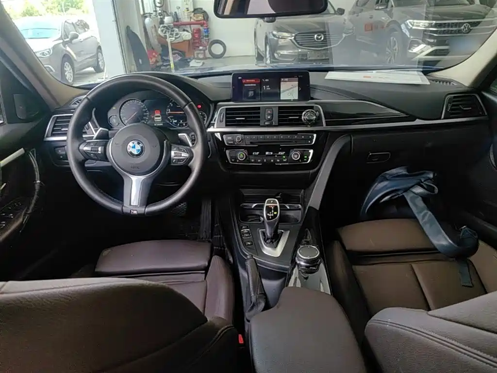 BMW 3 Series 2018 — фото 10