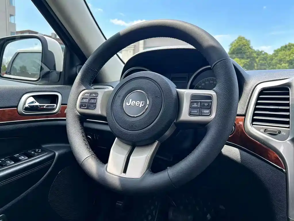 Jeep Grand Cherokee 2012 — фото 12