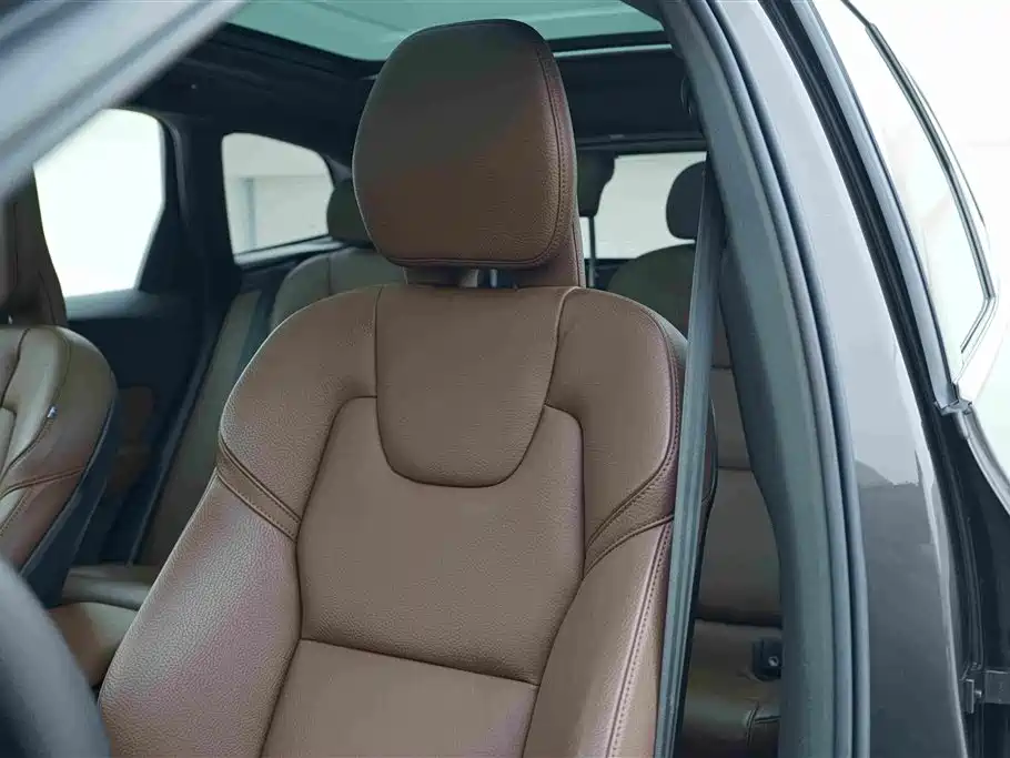 Volvo XC60 2022 — фото 13