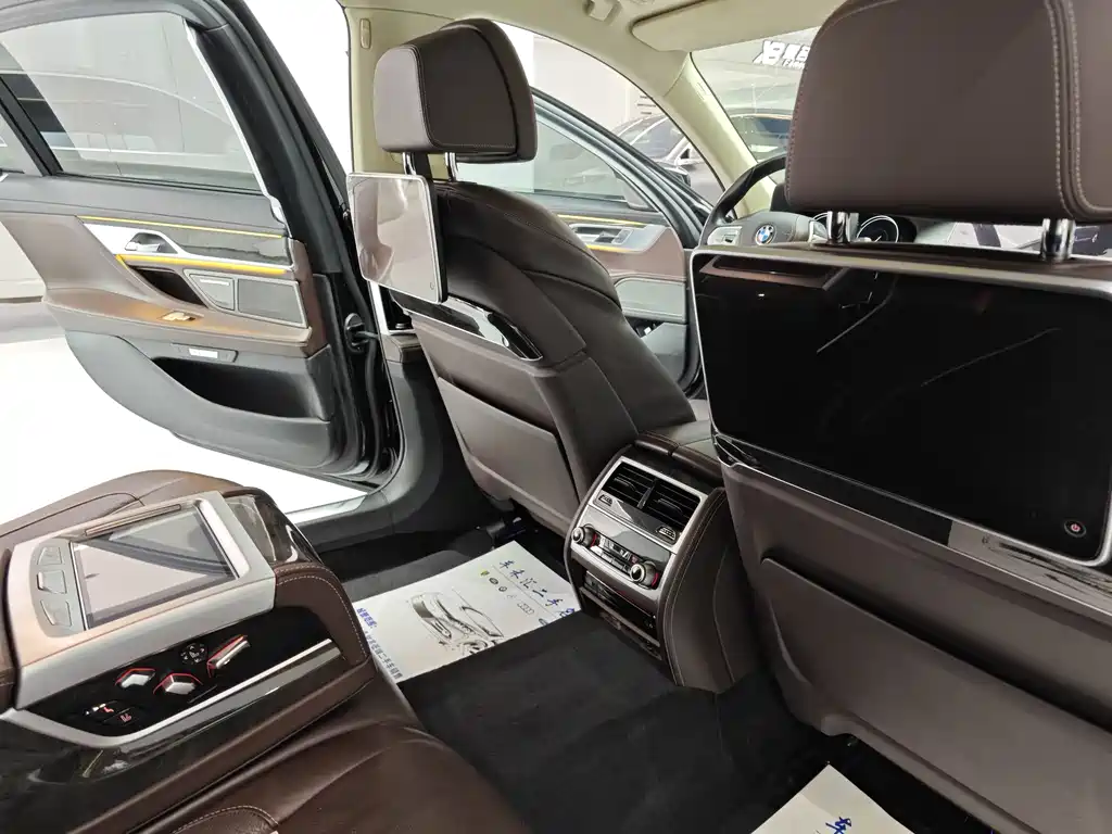 BMW 7 Series 2018 — фото 10