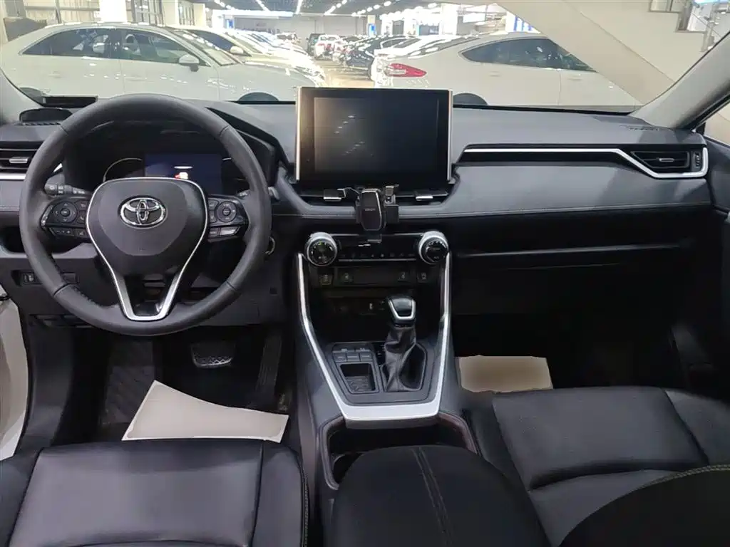 Toyota RAV4 2021 — фото 10