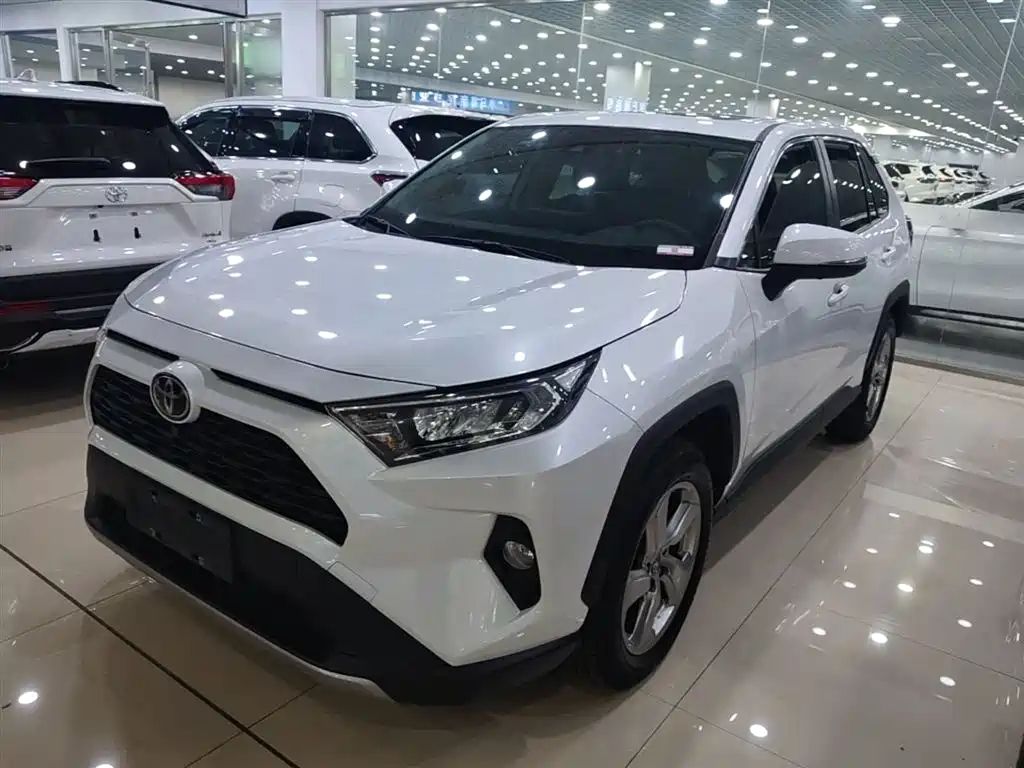 Toyota RAV4 2021 — фото 1