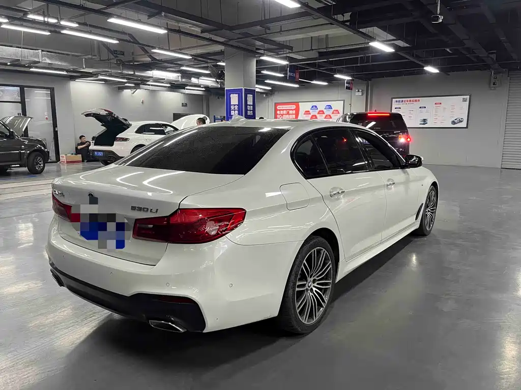 BMW 5 Series 2018 — фото 9