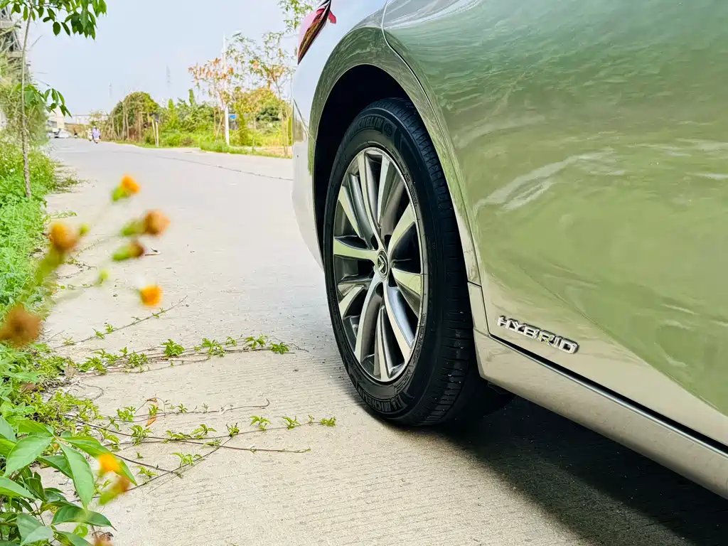 Lexus ES 2020 — фото 12