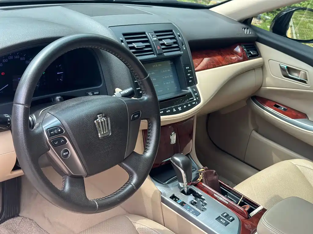 Toyota Crown 2015