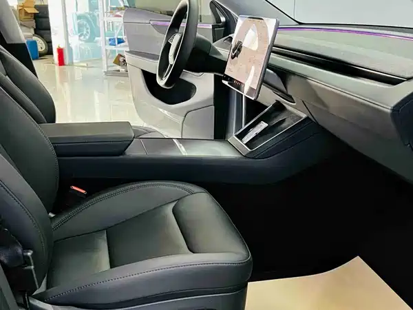 Tesla Model Y 2025