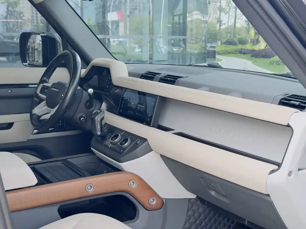Land Rover Defender 2021 — фото 15