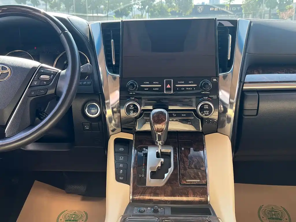 Toyota Alphard 2022 — фото 8