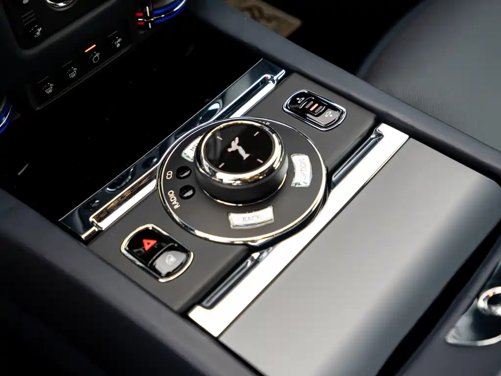 Rolls-Royce Phantom 2017 — фото 11