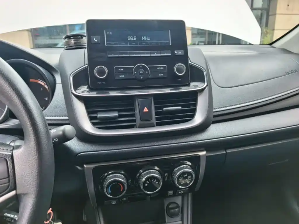 Toyota Yaris L 2022 — фото 13
