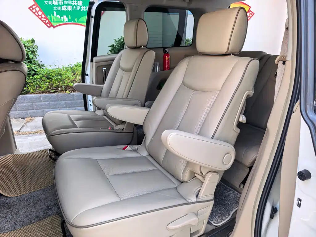 Nissan Quest 2018 — фото 9