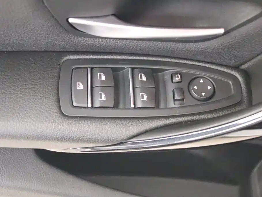 BMW 3 Series 2018 — фото 13