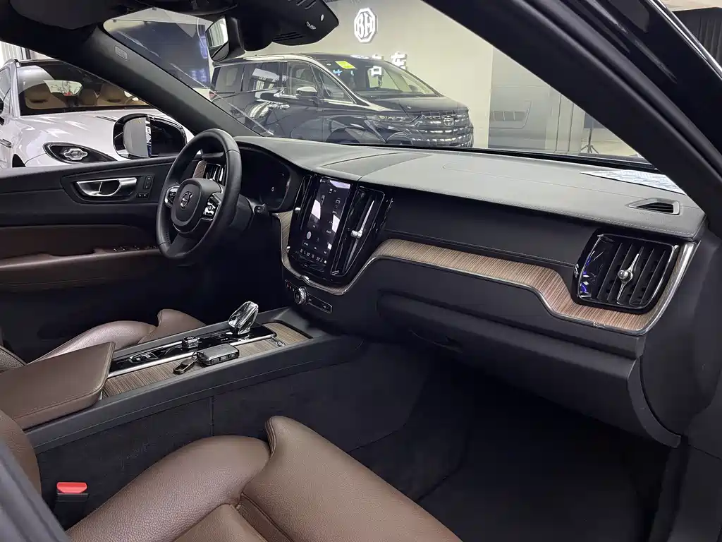 Volvo XC60 2022 — фото 10
